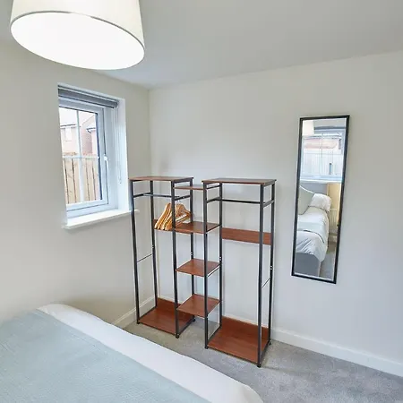 Host & - Emmy's Escape 惠特比